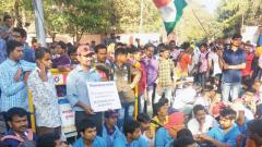 Politicos flay govt for lathi charge Politicos flay govt for lathi charge