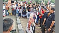 MANS activists hold ‘Jawab Do’ protest on the sixth death anniversary of rationalist Narendra Dabholkar on the Balgandharva bridge on Tuesday. Anand Chaini MANS activists hold ‘Jawab Do’ protest on the sixth death anniversary of rationalist Narendra Dabholkar on the Balgandharva bridge on Tuesday. Anand Chaini