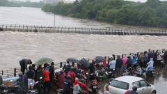 The swelling water in Mula river touching Holkar bridge Khadki on Monday. Pic: Mukkund Bhute The swelling water in Mula river touching Holkar bridge Khadki on Monday. Pic: Mukkund Bhute