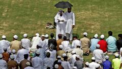 17 injured in Delhi as car rams into people offering namaaz 17 injured in Delhi as car rams into people offering namaaz