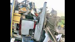 5 dead as bus rams into truck 5 dead as bus rams into truck