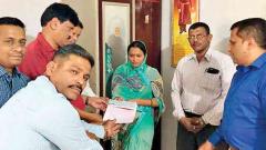 Volunteers from St Joseph Boys’ High School handing over contribution to Sushma, wife of Sanjay Sinh Rajput. Volunteers from St Joseph Boys’ High School handing over contribution to Sushma, wife of Sanjay Sinh Rajput.