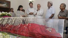 Prez, PM, Sonia among hundreds who pay homage to Swaraj at her residence Prez, PM, Sonia among hundreds who pay homage to Swaraj at her residence