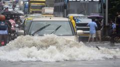 Mumbai crawls after heavy rains; kids swim in puddles on roads Mumbai crawls after heavy rains; kids swim in puddles on roads