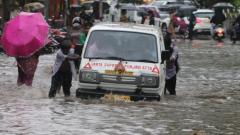 Mumbai gets first spell of heavy rains; traffic affected Mumbai gets first spell of heavy rains; traffic affected