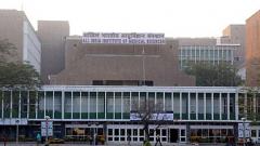 Resident doctor manhandled at AIIMS trauma centre, colleagues go on strike till Tuesday noon Resident doctor manhandled at AIIMS trauma centre, colleagues go on strike till Tuesday noon
