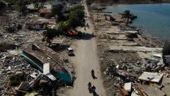 Indonesia to begin mass burials for earthquake, tsunami victims Indonesia to begin mass burials for earthquake, tsunami victims
