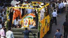 Parrikar's fans line up streets, party office to pay tributesq Parrikar's fans line up streets, party office to pay tributes
