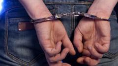 Woman held for smuggling gold worth Rs 16 lakh Woman held for smuggling gold worth Rs 16 lakh