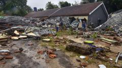 Tsunami set off by volcano sweeps Indonesia beach; 168 dead Tsunami set off by volcano sweeps Indonesia beach; 168 dead
