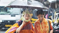 Rains cause traffic jams and waterlogging in city Rains cause traffic jams and waterlogging in city